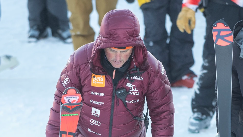 Tréner Mauro Pini po páde Petry Vlhovej počas prvého kola obrovského slalomu v Jasnej.