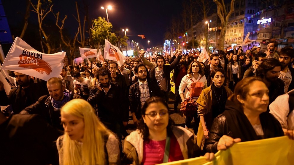 Odporcovia demonštrujú proti výsledkom referenda