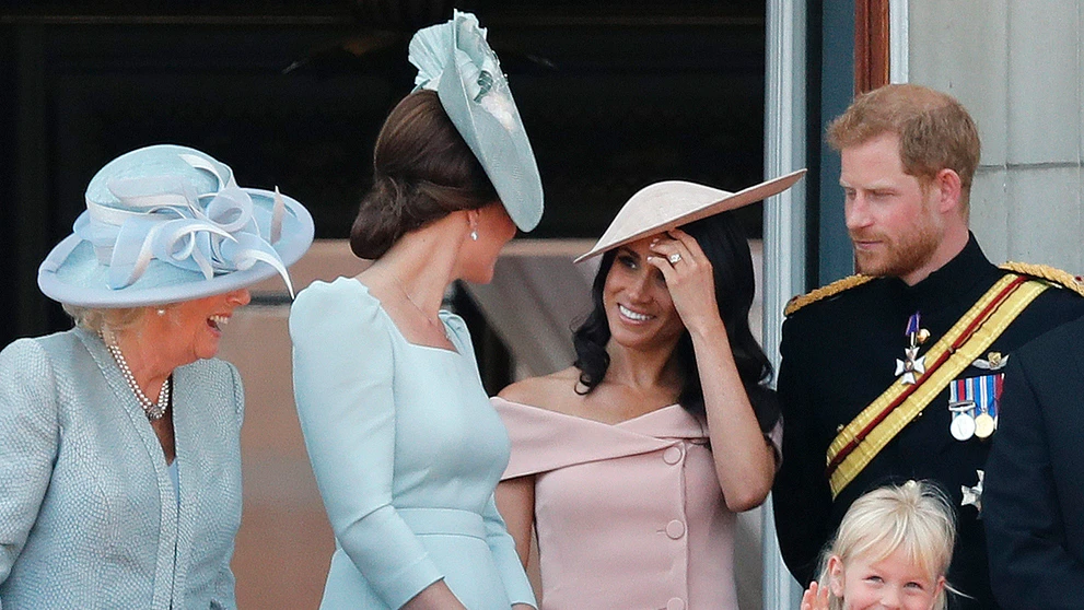 Britská kráľovská rodina na balkóne Buckinghamského paláca