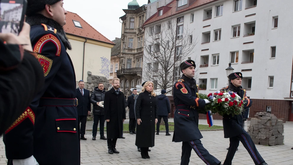 Prezidentka SR Zuzana Čaputová (uprostred) počas pietneho aktu k Pamätníku holokaustu pri príležitosti Medzinárodného dňa pamiatky obetí holokaustu na Rybnom námestí v Bratislave v piatok 27. januára 2022