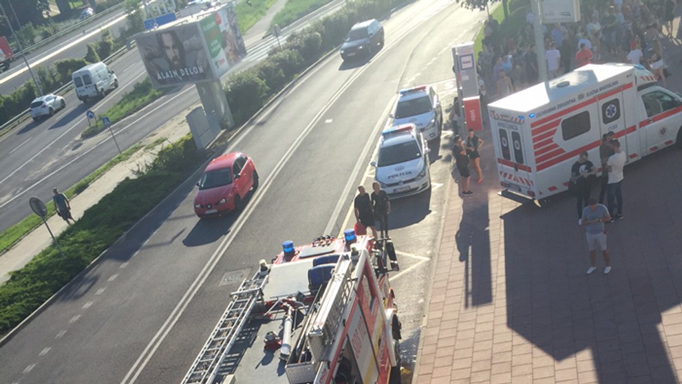 Hasiči a sanitky pred Auparkom.