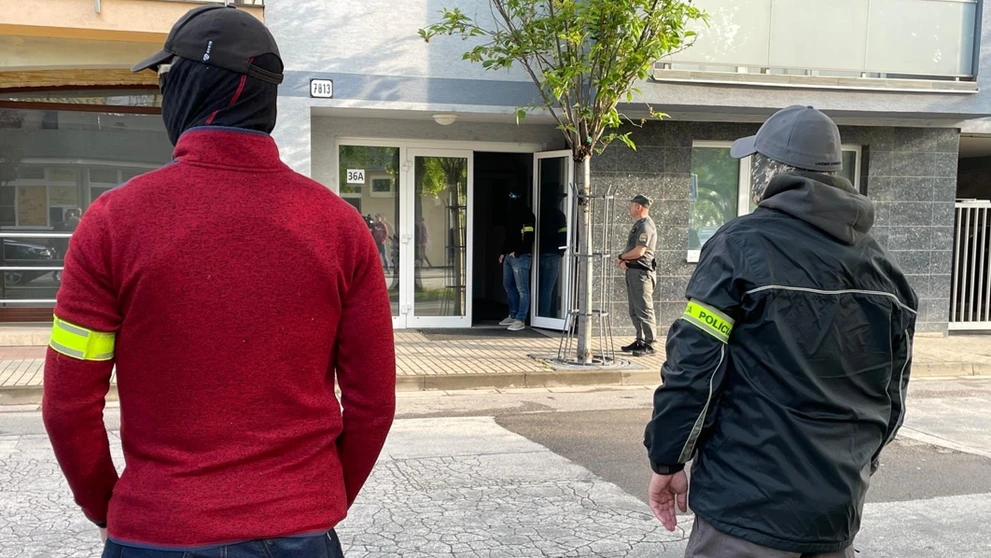 Policajti hliadkujú v Piešťanoch pred procesom s Mikulášom Černákom. 