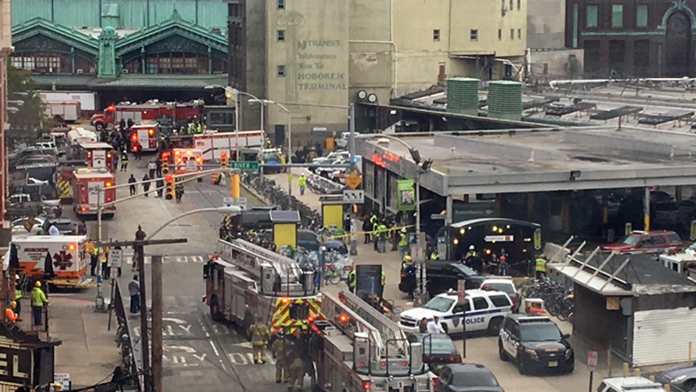 Pohľad na stanicu vlaku Hoboken, kde sa vykoľajil vlak spájajúci New York s New Jersey.