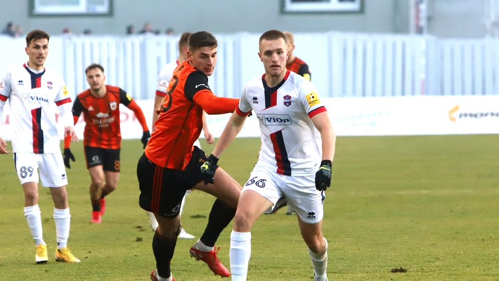 Zľava Martin Boďa (Ružomberok) a Martin Bednár (Zlaté Moravce) v zápase 18. kola Fortuna ligy.