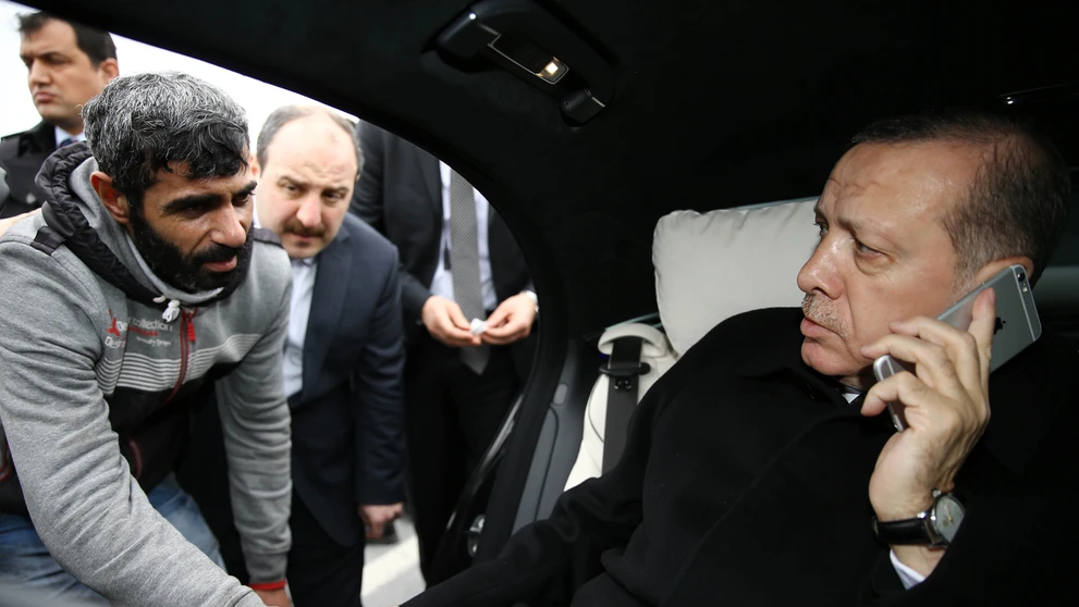 Turecký prezident Recep Tayyip Erdogan vyhovoril samovrahovi skok z mosta.