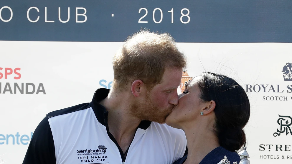 Meghan Markle a princ Harry sa pobozkali na verejnosti.