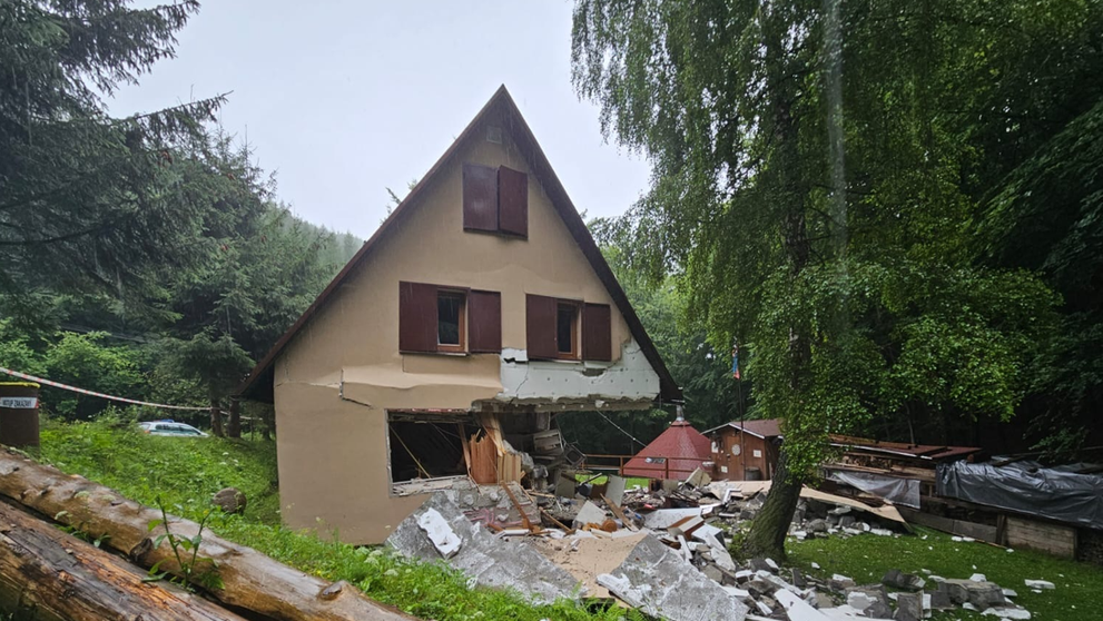 Výbuch plynu na chate Smrečina v Lehote pod Vtáčnikom.