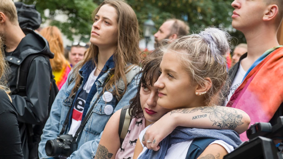 Účastníčky pochodu za práva gejov a lesieb Dúhový pride 2017. 