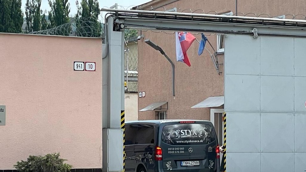 Pohrebná služba pred väznicou