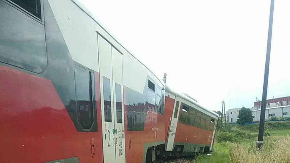 Vykoľajený osobný vlak po zrážke s osobným autom v meste Spišská Belá, časť Strážky.