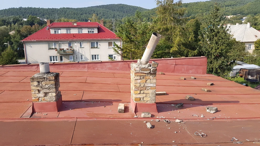 Do komína udrel blesk.