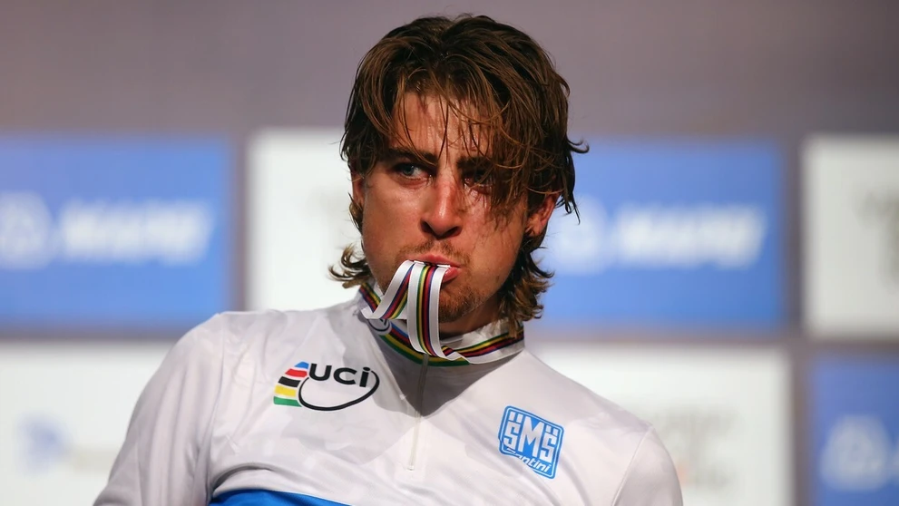 Majster sveta Peter Sagan so zlatou medailou v ústach.