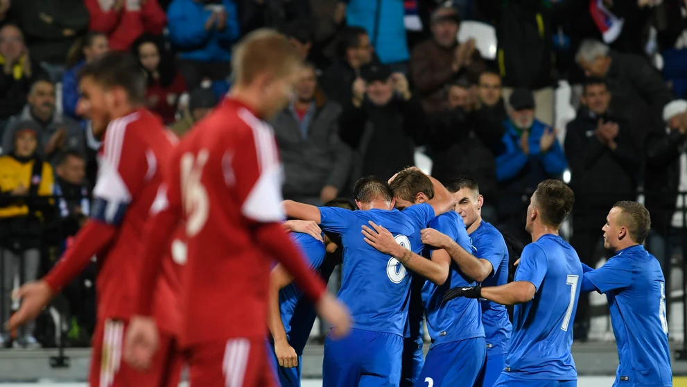 Radosť slovenských reprezentantov do 21 rokov po góle Pavla Šafranka proti Bielorusku v kvalifikácii ME 2017.