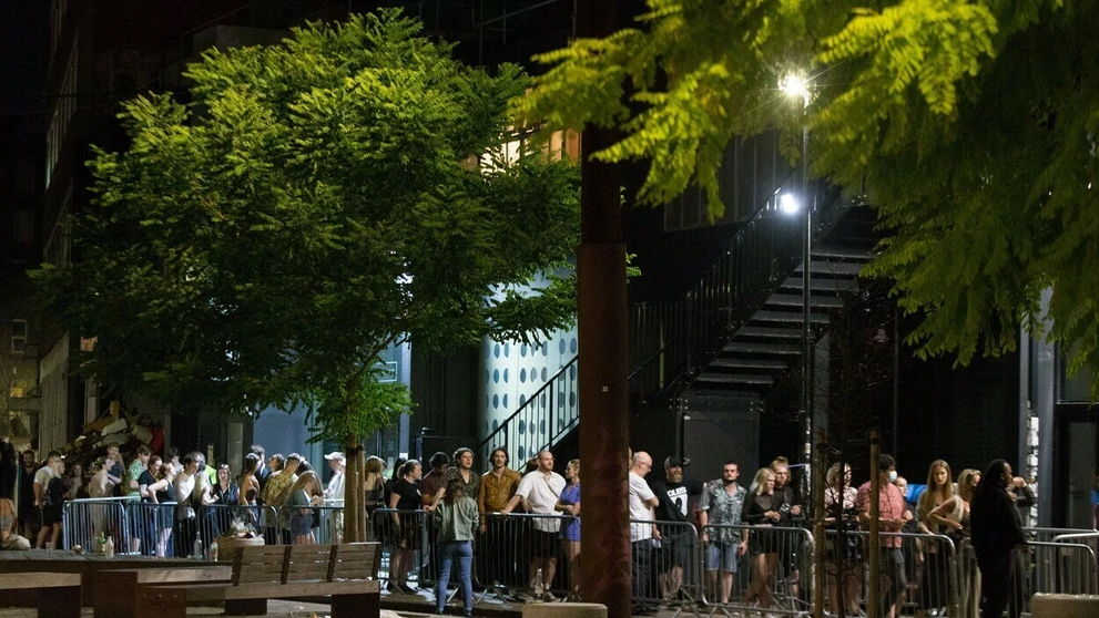 Uvoľnenie opatrení v Anglicku vzali mladí útokom