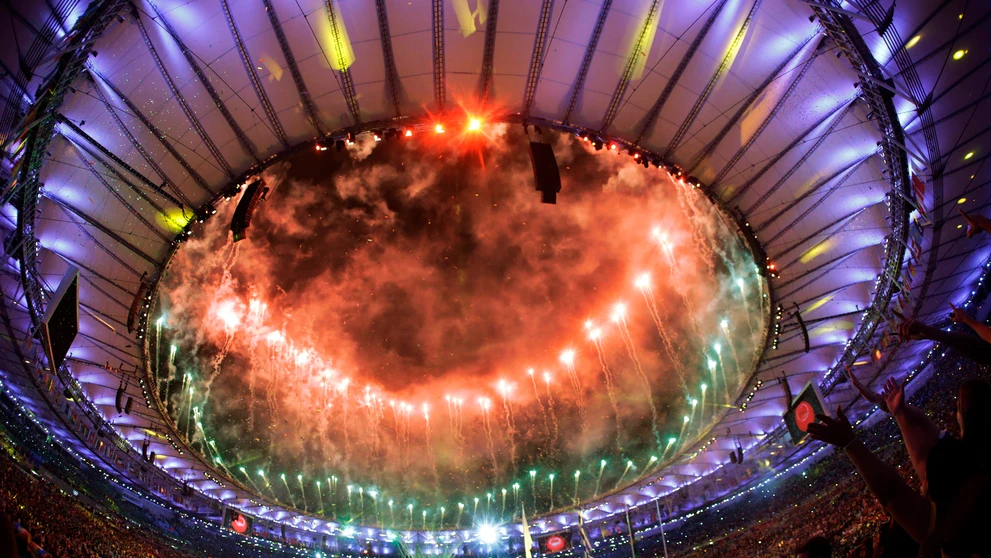 Ohňostroj počas záverečného ceremoniálu LOH v Riu de janeiro.