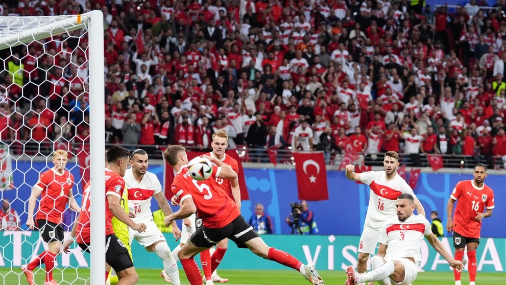 Demiral strieľa prvý gól Turecka.