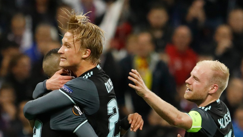 Kaspera Dolberga z Ajaxu objíma v odvete semifinále EL spoluhráč Hakim Ziyech (vľavo), prizerá sa Davy Klaassen.