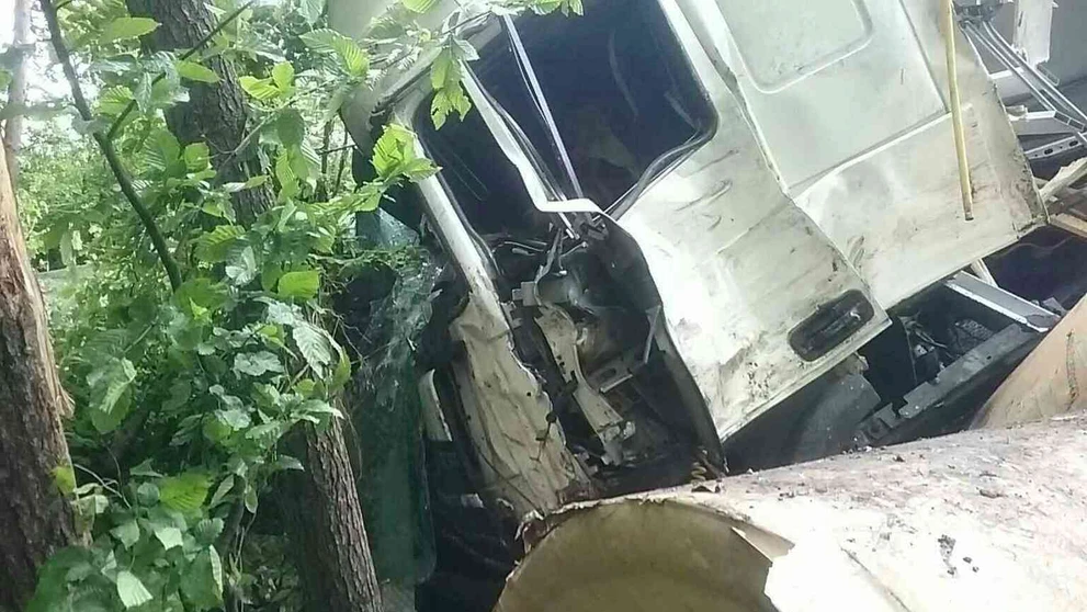 Vodič poľského kamióna havaroval v Krupine, zostal zakliesnený v kabíne