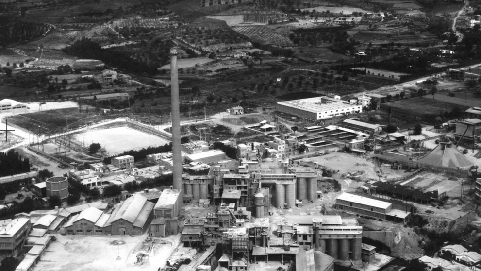 Archívna snímka cementárne z roku 1973.