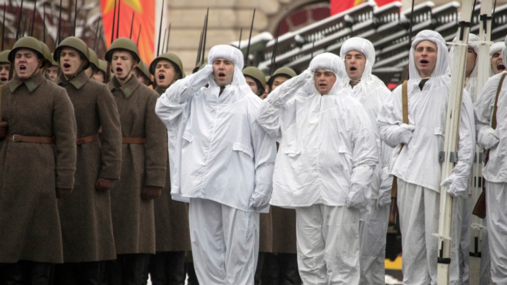 Príslušníci ruskej armády odetí v uniforme sovietskej Červenej armády z II. svetovej vojny kričia "Hurá" na prehliadke v Moskve.