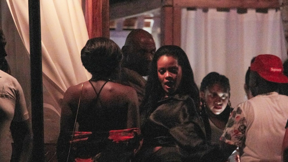 Rihhana si užila párty tak, ako sa patrí. 