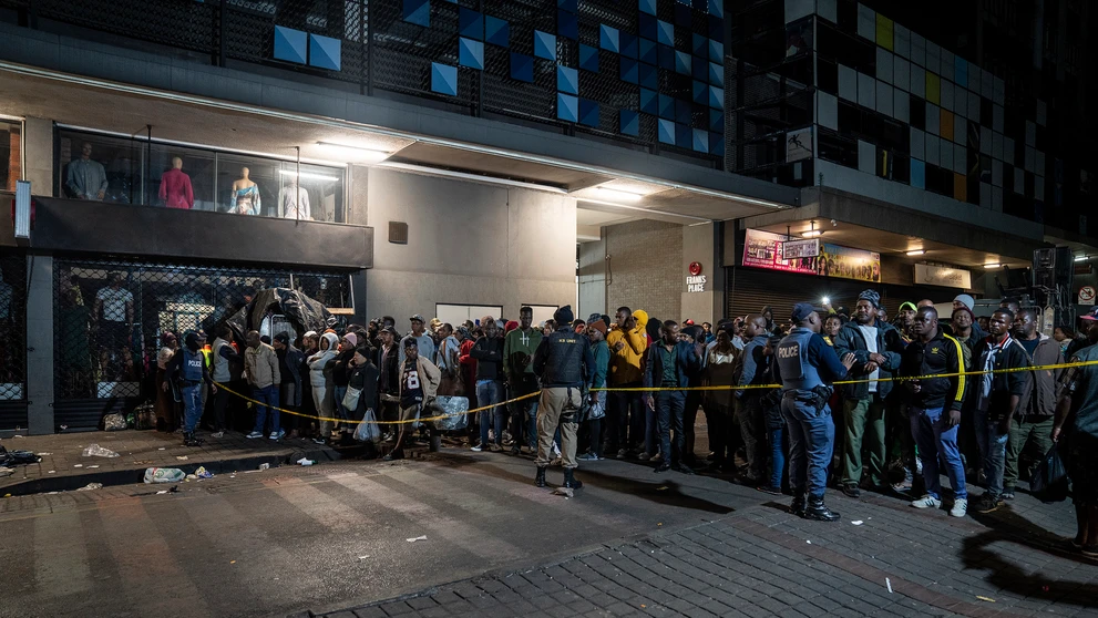 Ľudia sa zhromaždili po výbuchu plynu v centre Johannesburgu