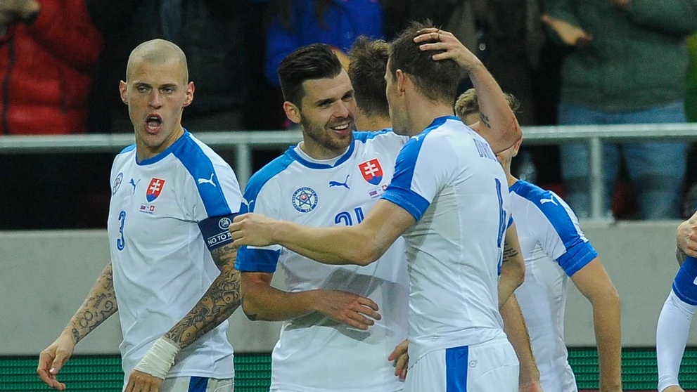 Martin Škrtel a Michal Ďuriš sa tešia po góle v priateľskom futbalovom zápase Slovensko - Švajčiarsko. 