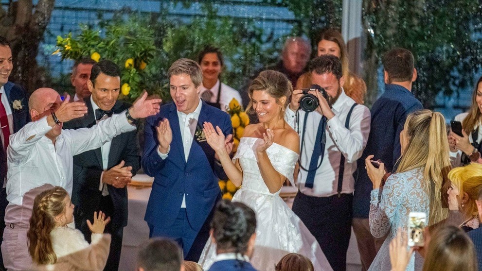 Maria Menounos sa vydala