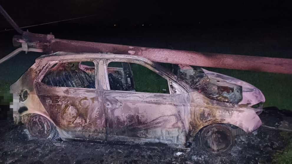 Vodič narazil do elektrického stĺpu, auto zhorelo do tla.