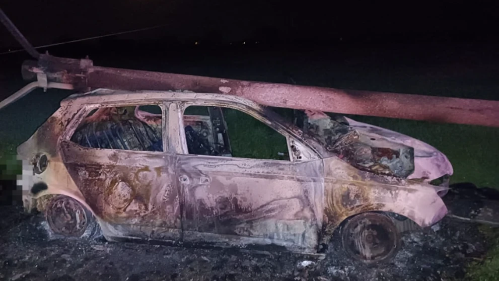 Vodič narazil do elektrického stĺpu, auto zhorelo do tla.
