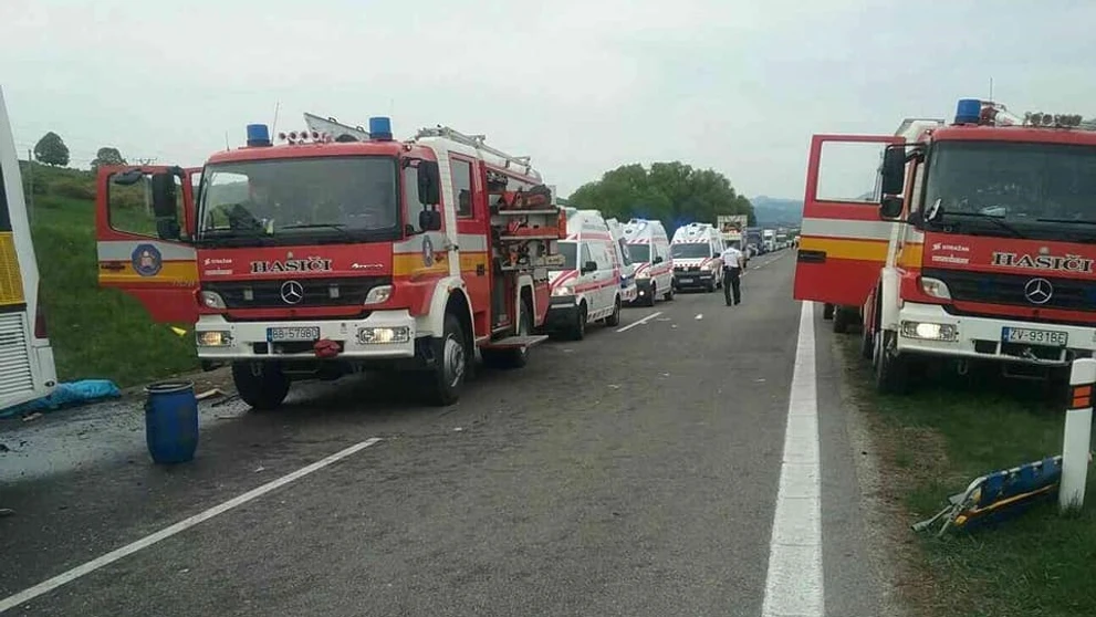 Autobus narazil do kamióna na R1 za Banskou Bystricou