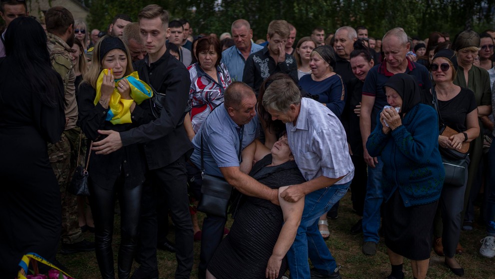Olga Gregorievna Stygljuková (55) omdlela pri rakve počas pohrebu svojho syna Jurija, ktorý zahynul v bojoch pri Marijinke v Doneckej oblasti.