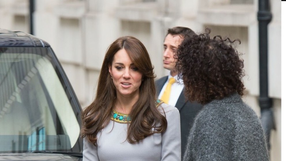Kate Middleton v sivých šatách.
