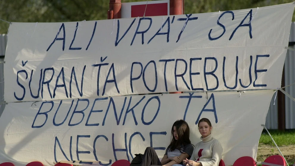 Transparent fanúšikov Púchova smerom k Alimu Lembakoalimu.