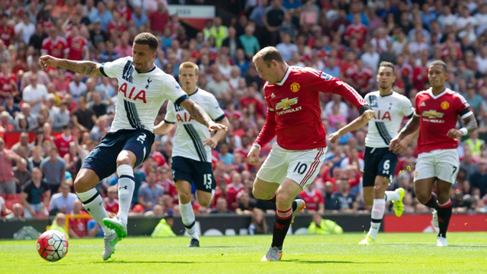Kyle Walker (Tottenham) a Wayne Rooney (Manchester United) v otváracom zápase Premier League.