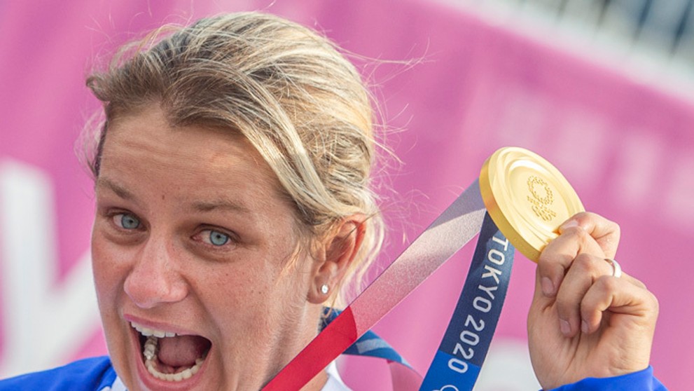 Zuzana Rehák Štefečeková so zlatou olympijskou medailou.