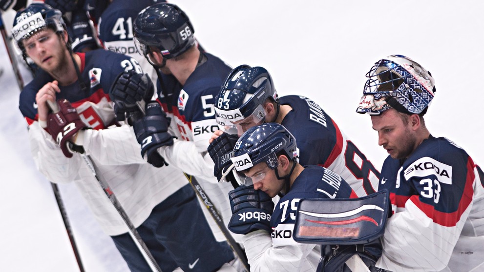 Smutní slovenskí hokejisti po prehre 0:5 v zápase s Fínskom.