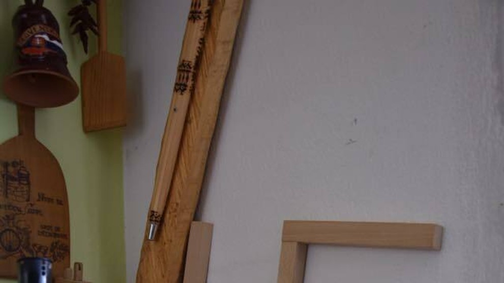 Hákový kríž, ktorý našli pri domovej prehliadke v byte Martina R. v Banskej Bystrici.