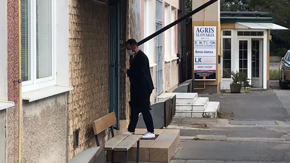Angličan si každý deň koronavírusu na telo tetuje nový obrázok. Dochádzajú mu voľné miesta