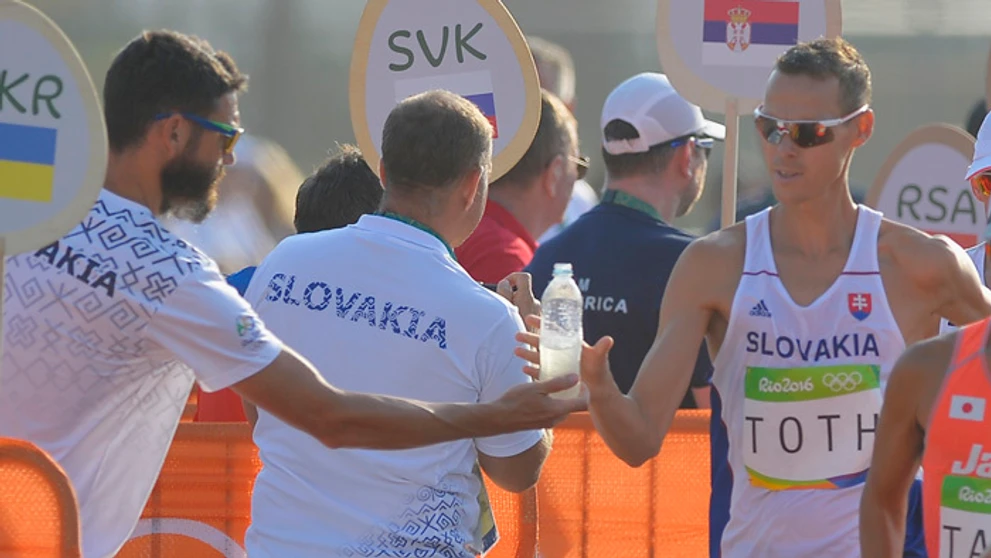 Matej Tóth sa občerstvuje počas chodeckých pretekov na 50 km.