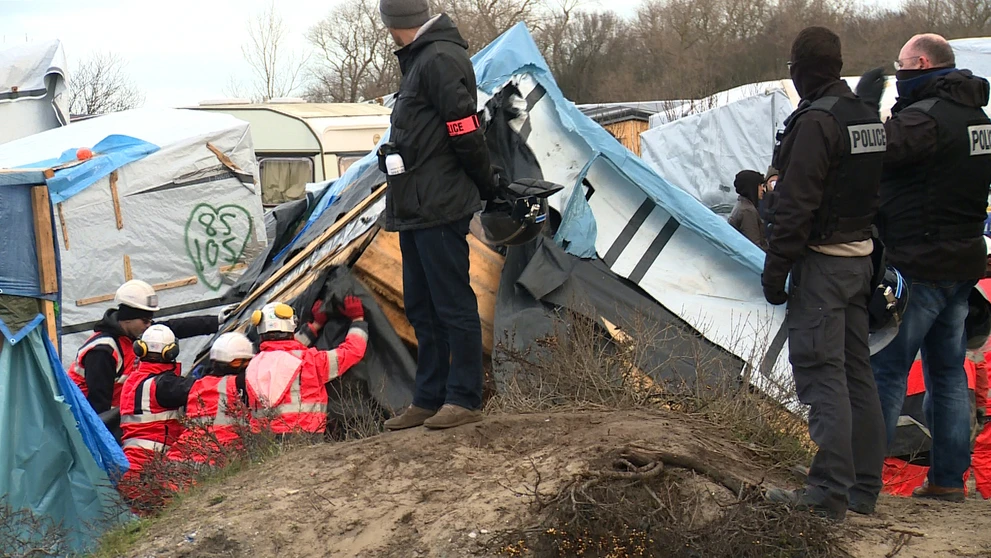 Búranie táboru v Calais. 