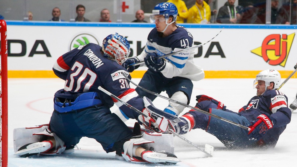 Fínsky útočník Antti Pihlström (v bielom) pred americkým gólmanom Mikeom Condonom počas duelu B-skupiny na MS v Rusku.