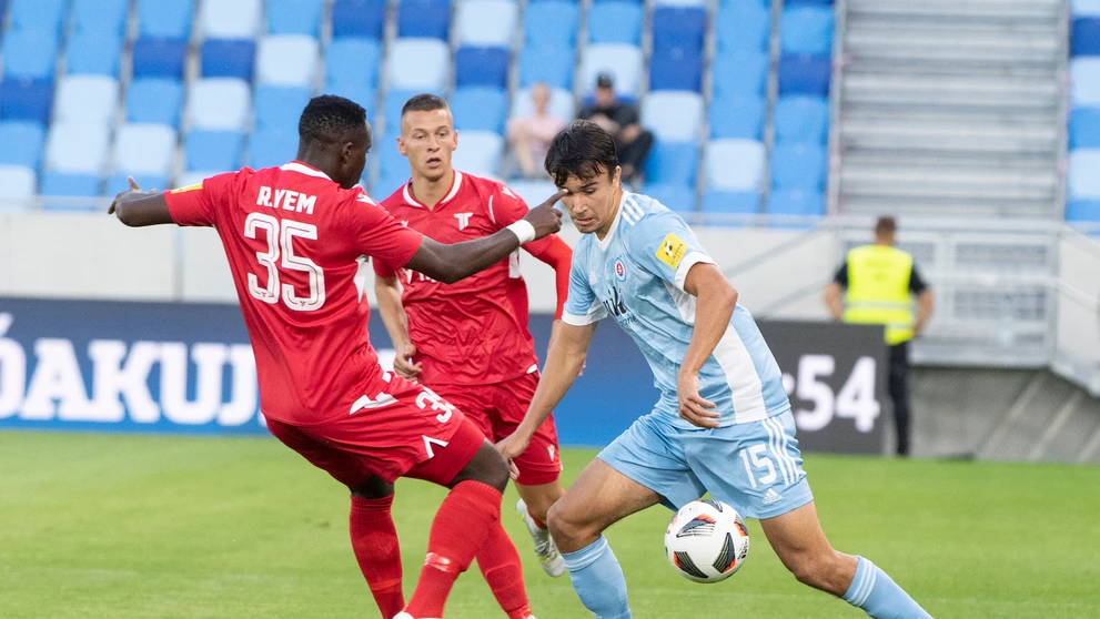 Zľava Reuben Yem (Trenčín) a David Strelec (Slovan) bojujú o loptu v zápase 2. kola Fortuna ligy