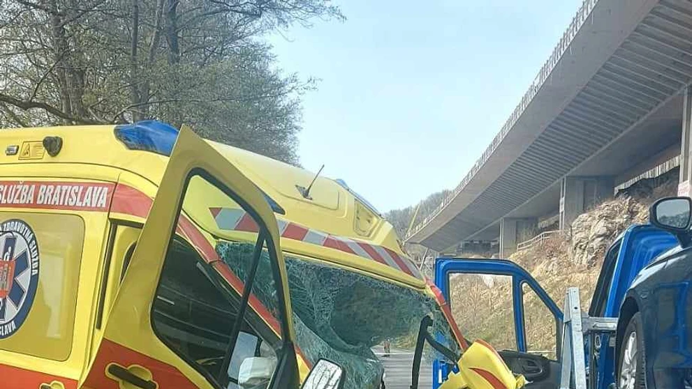 Sanitka sa zrazila s odťahovkou.