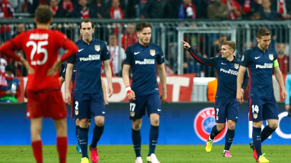 Hráči Atlética oslavujú gól do siete Bayernu v odvete semifinále LM.