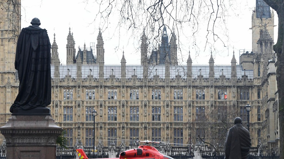 Záchranársky vrtuľník.