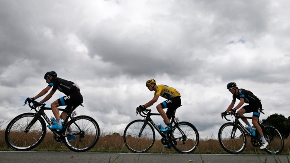 Jazdci tímu SKY na 8. etape - Leopold König, Christopher Froome (v žltom) a  Geraint Thomas.