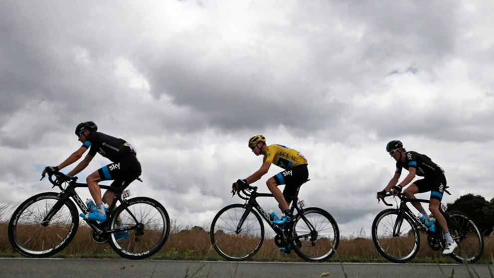 Jazdci tímu SKY na 8. etape - Leopold König, Christopher Froome (v žltom) a  Geraint Thomas.