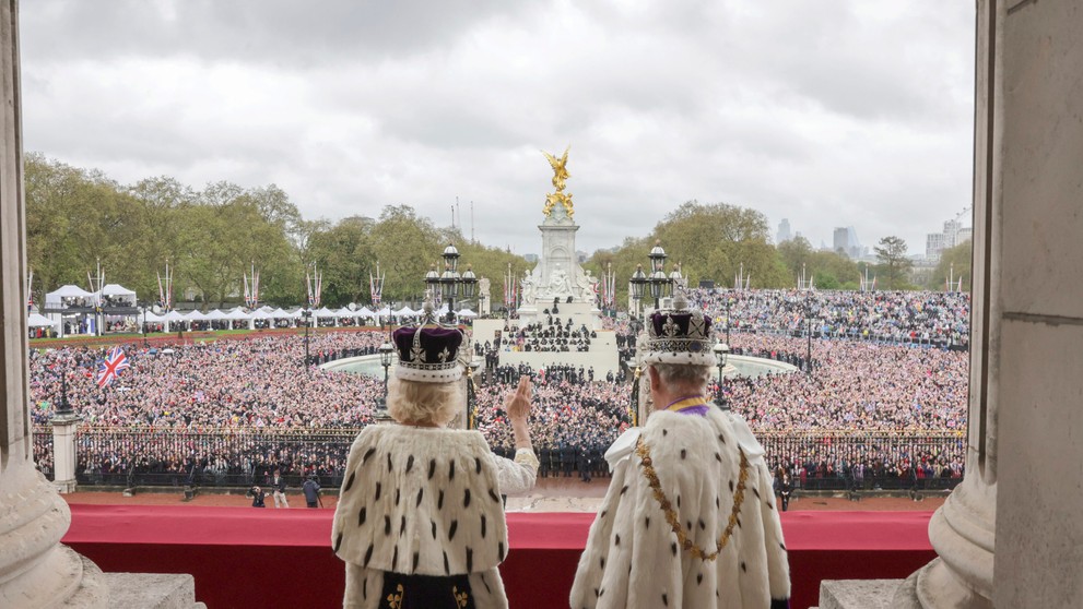 Kráľovná a kráľ na balkóne paláca