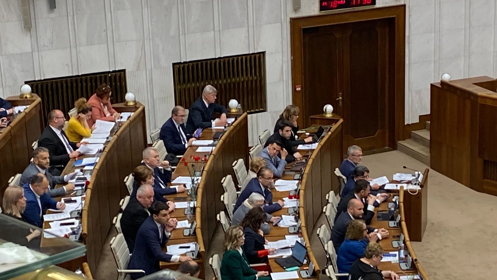Matovič rozdával v pléne NRSR karafiáty.